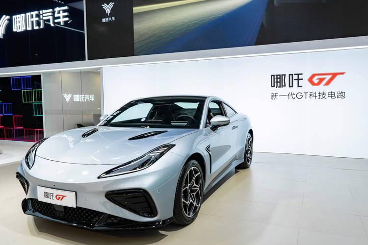 深圳211哪吒汽车在智能汽车领域的表现，领途汽车在新能源汽车市场中的影响力